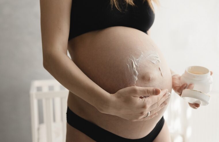 Jak uniknąć rozstępów skóry w ciąży? 5 sprawdzonych metod