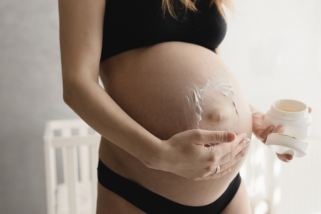 Jak uniknąć rozstępów skóry w ciąży? 5 sprawdzonych metod